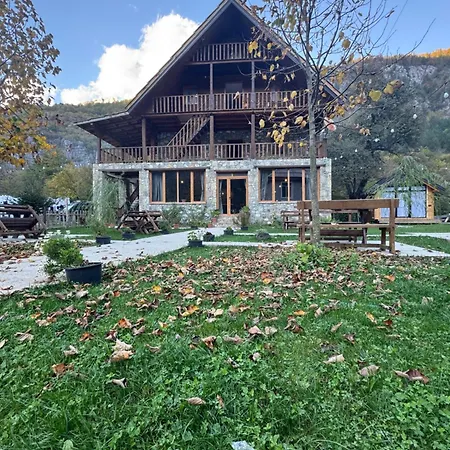 Alpinehouse בית הארחה 2*